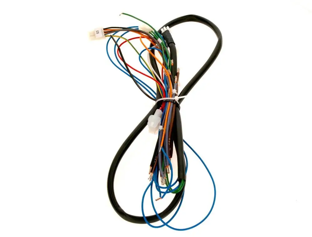 Kabelbaum mit verschiedenen farbigen Drähten für elektrische Verbindungen, einschließlich Steckverbindern, hergestellt von Bosch.